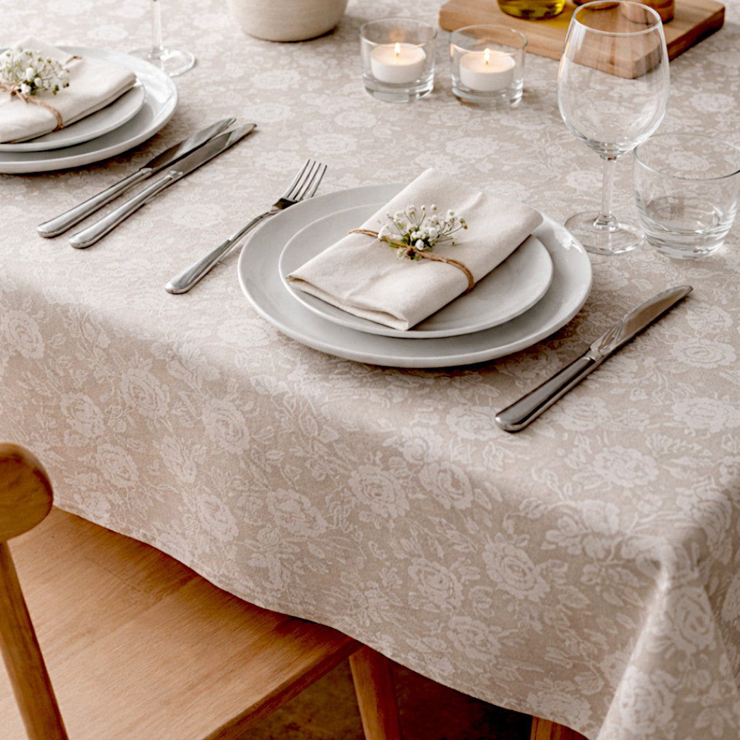 Rose Bianche – Textilvaxduk i linnelook, 160 cm bred, dukning