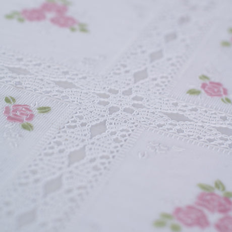 Rose Trellis – Spetsvaxduk med rosa rosrutor