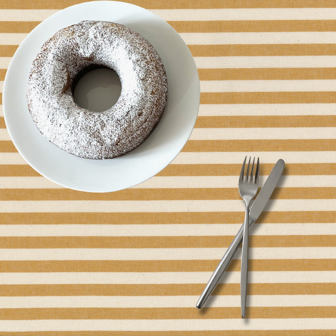 Sennepsgul Nordisk Rand – Textilvaxduk i rustikt linnelook