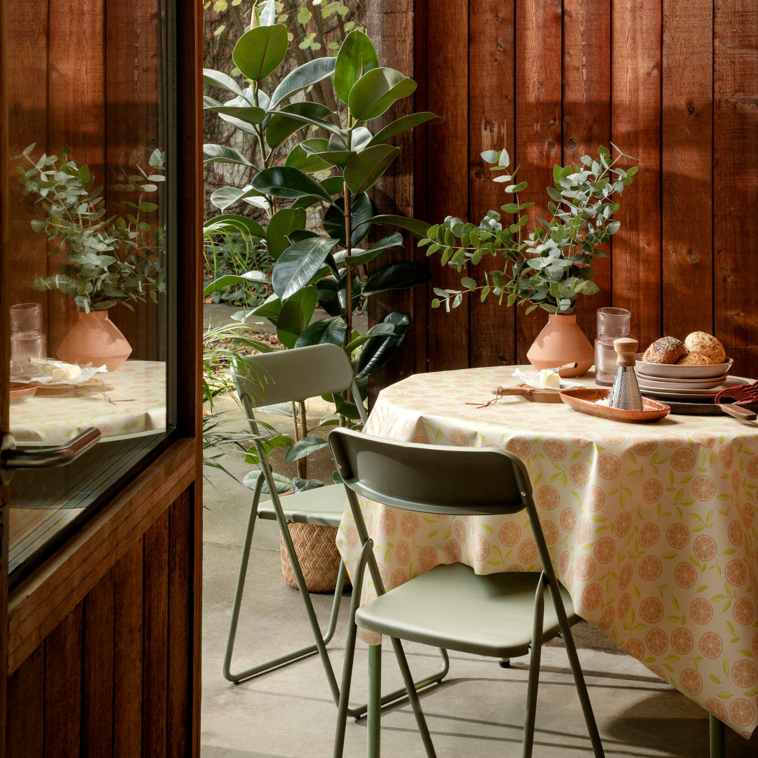 Slice Me Up Nude – Captain Cook vaxduk med grafiskt citrusmönster miljö