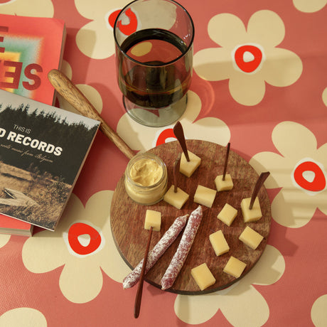 Small Big Flower Punch - Lola vaxduk med härliga blommor, närbild