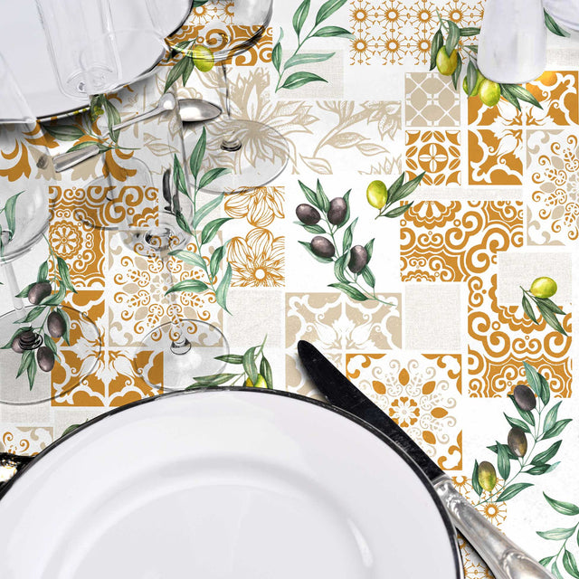 Solanova – Vaxduk med oliver och gyllene kakel, närbild