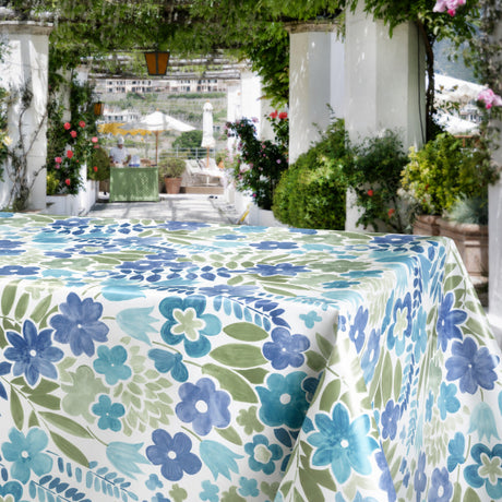 Sommerflor Blå – Vaxduk med färgglatt blommönster, miljö