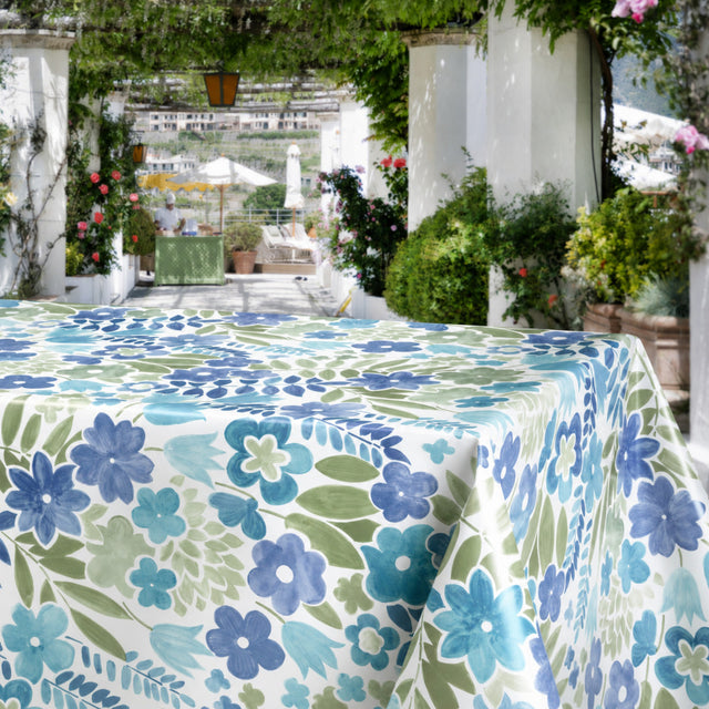 Sommerflor Blå – Vaxduk med färgglatt blommönster, miljö