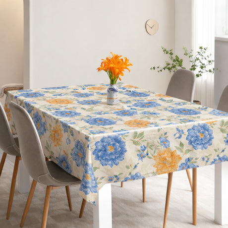 Sommarflora Beige – Vaxduk med blå och gyllene blommor, miljö