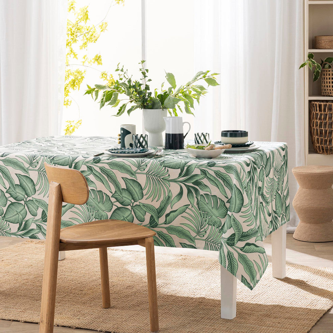 Stilys Sauge – Tygduk i linnelook med botaniskt bladmönster – 140 x 240 cm, miljö