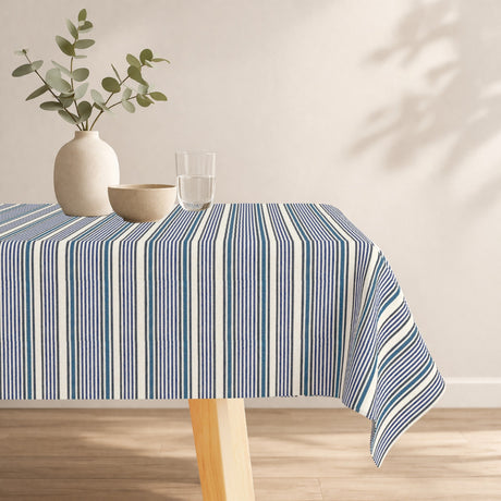 Tarsila – Textilvaxduk med blå tvärgående ränder, 180 cm bred, miljö