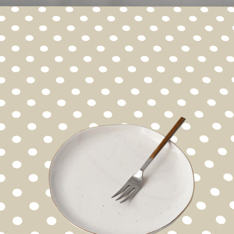 Top Dots Beige – Ljusbeige vaxduk med vita prickar, miljöbild
