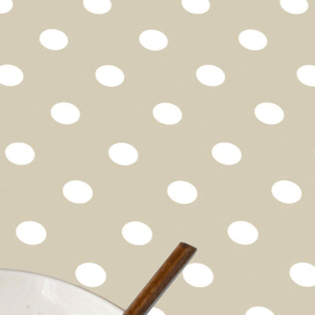 Top Dots Beige – Ljusbeige vaxduk med vita prickar, närbild