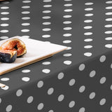 Top Dots Grey – Mörkgrå vaxduk med vita prickar, närbild