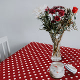 Top Dots Red – Mörkröd vaxduk med vita prickar, miljöbild