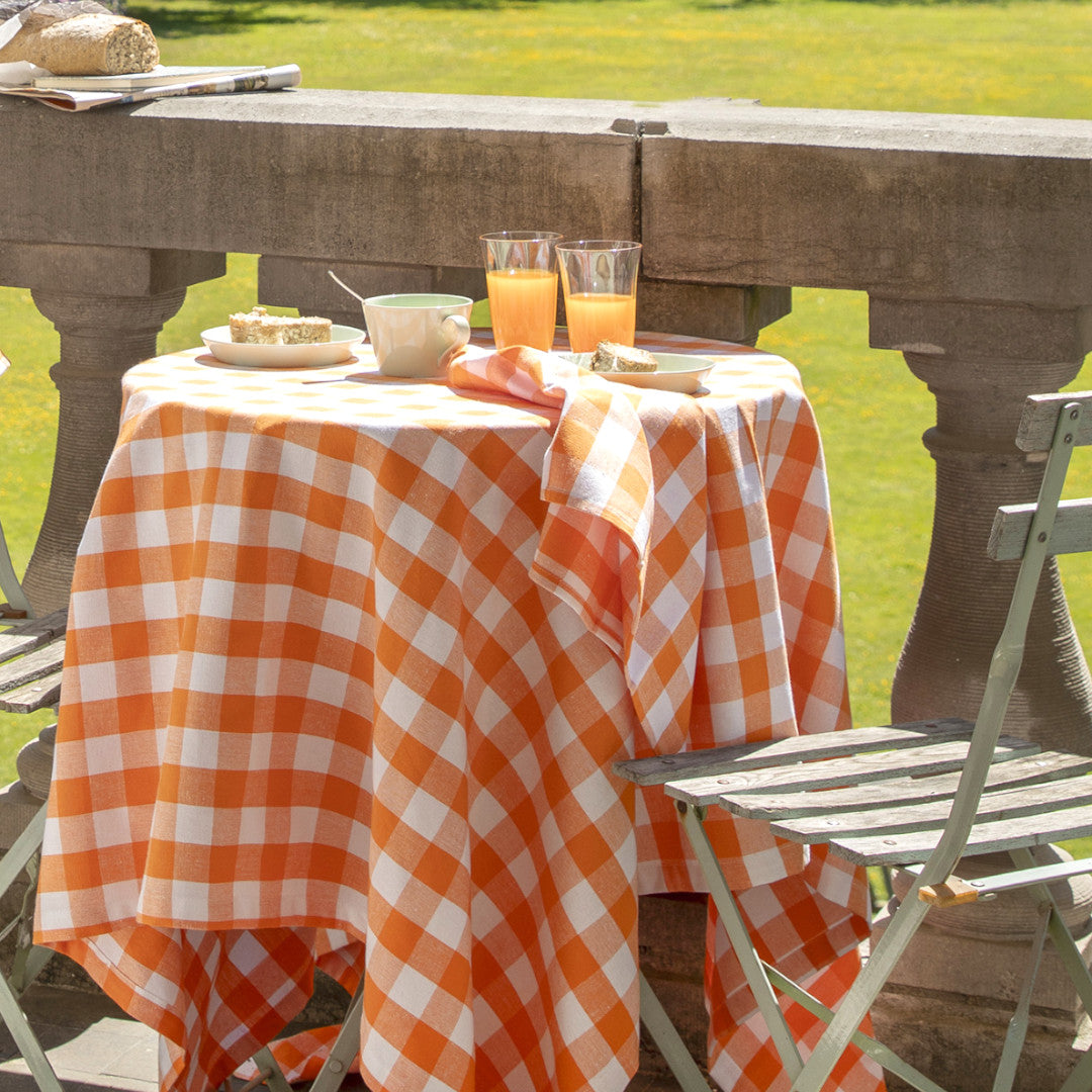 WOW Spring Apricot – Rutig bomullsduk 150 x 150 cm, miljö