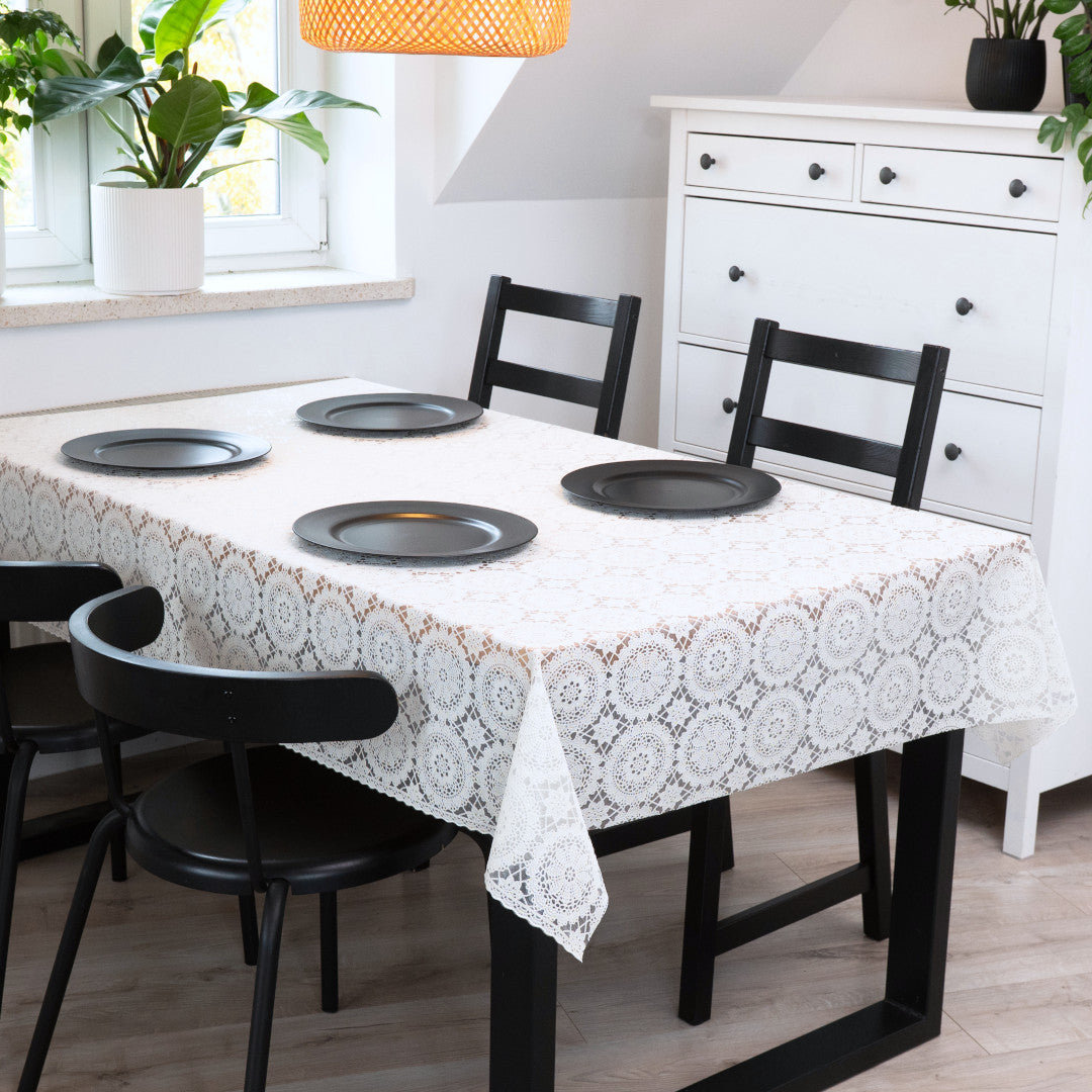 White Chantilly – Vit spetsvaxduk med klassiskt rosettmönster, miljö