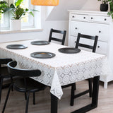 White Chantilly – Vit spetsvaxduk med klassiskt rosettmönster, miljö