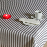 Textilvaxduk i linnelook med randigt i grått