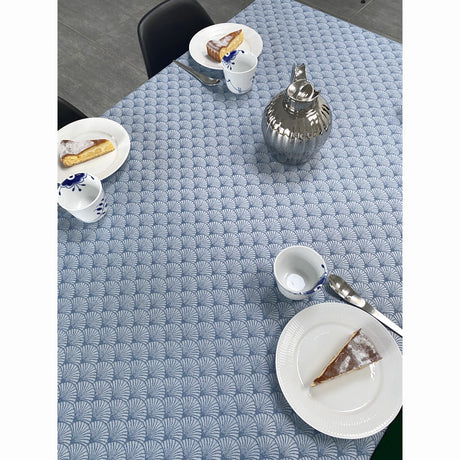 Amigoni Dusty Blue - Jacquardvävd textilvaxduk, 160 cm