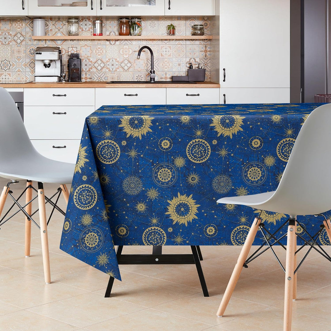 Astra Blå – vaxduk med stjärnhimmel i guld, miljöbild