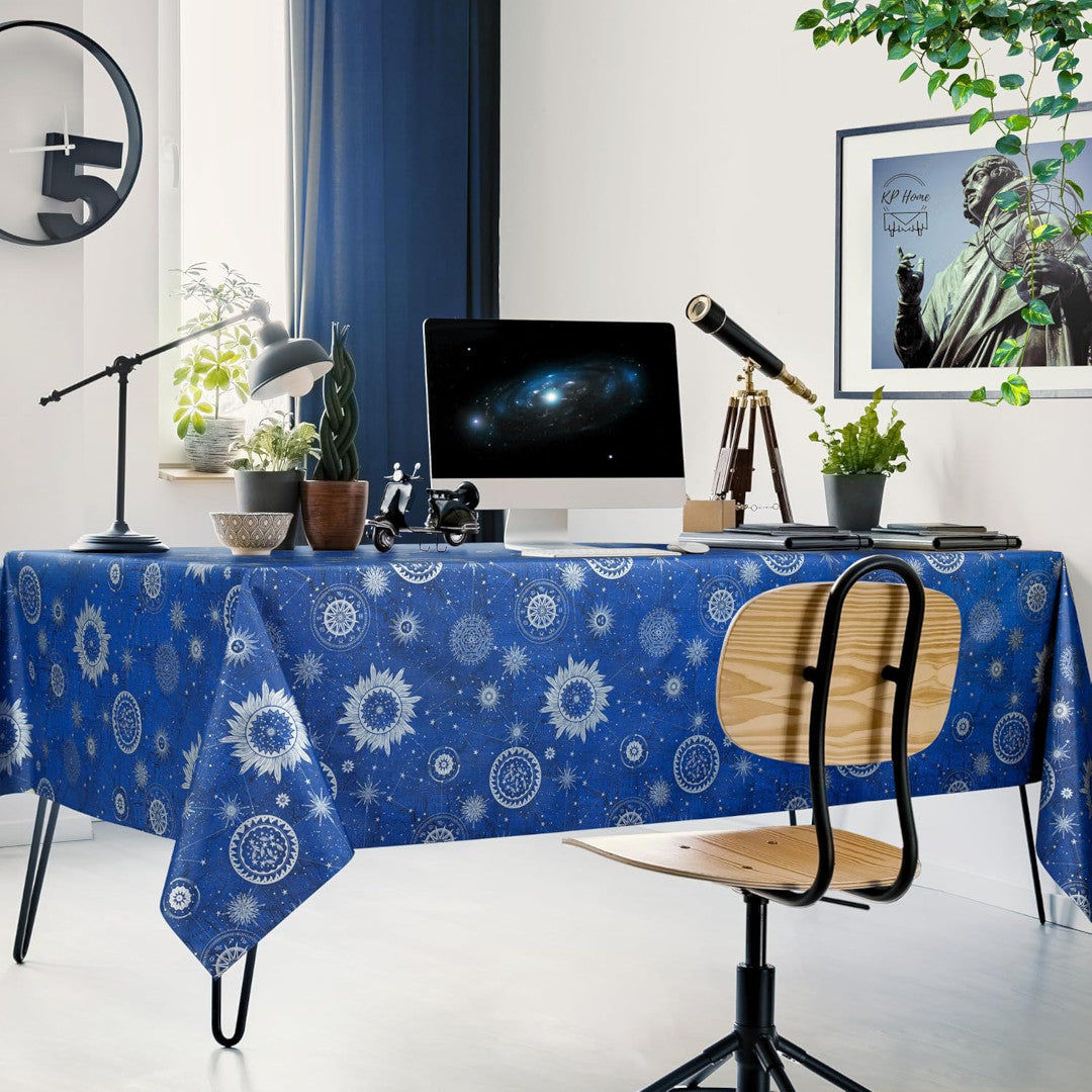 Astra Blå – vaxduk med stjärnhimmel i silver, miljöbild