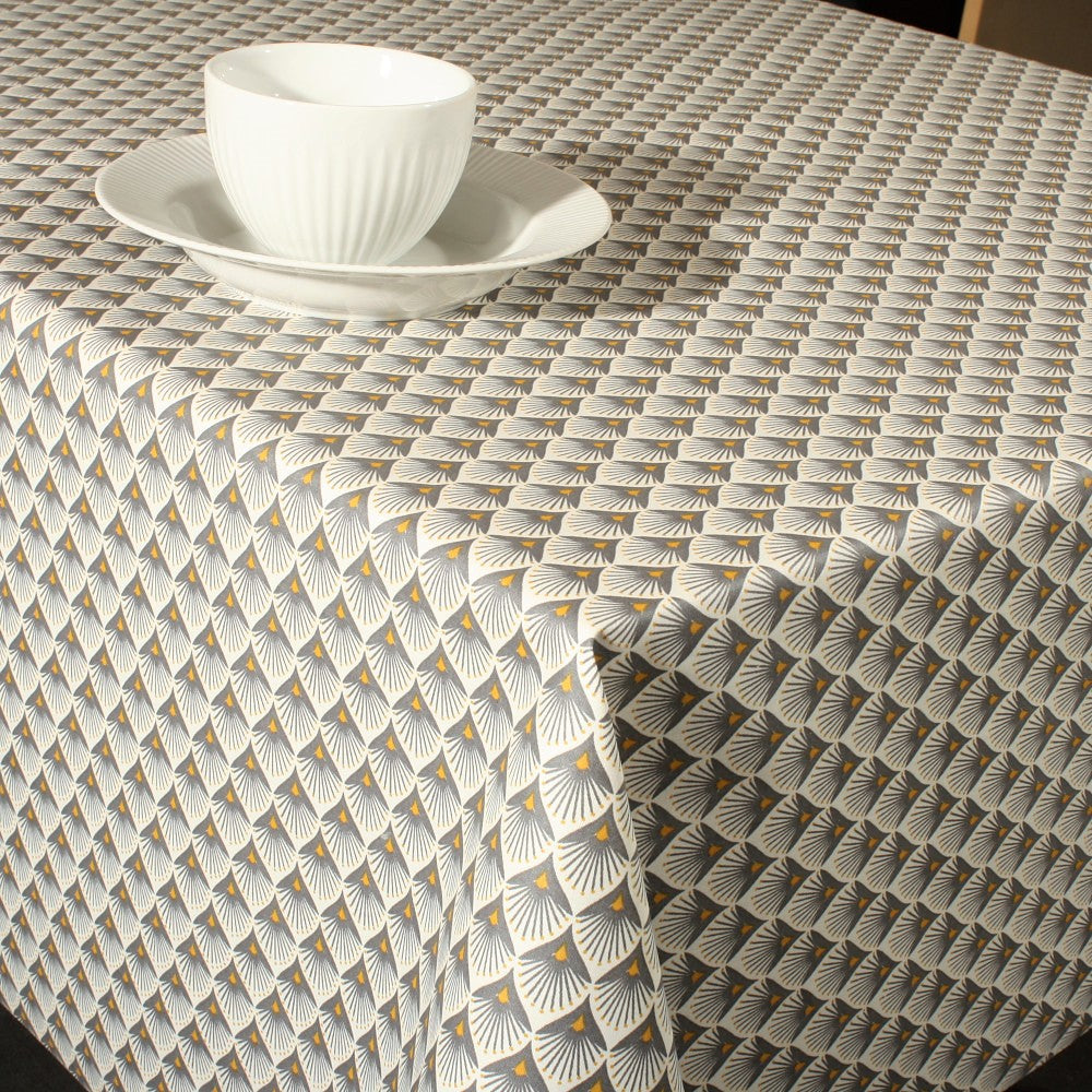 Baker Taupe - Textilvaxduk med grafiskt mönster