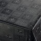 Närbild av Black Rose, damast präglad vaxduk med svarta roser