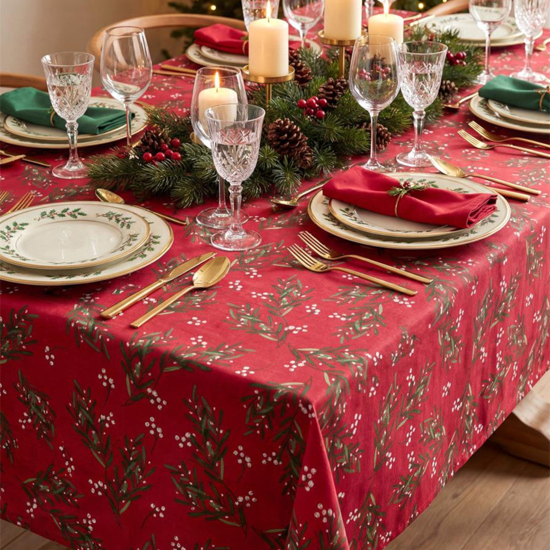 Christmas Greenery Röd – Julduk med fläckavvisande behandling 150 x 300 cm