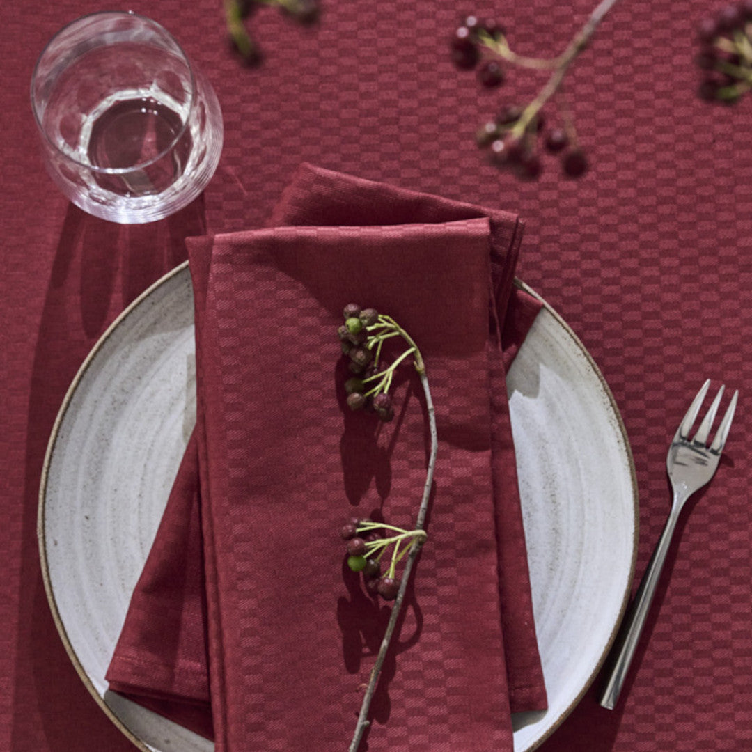 Compliments Damastduk Tile, Wine Red - 150 x 350 cm