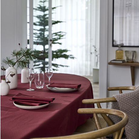 Compliments Damastduk Tile, wine red