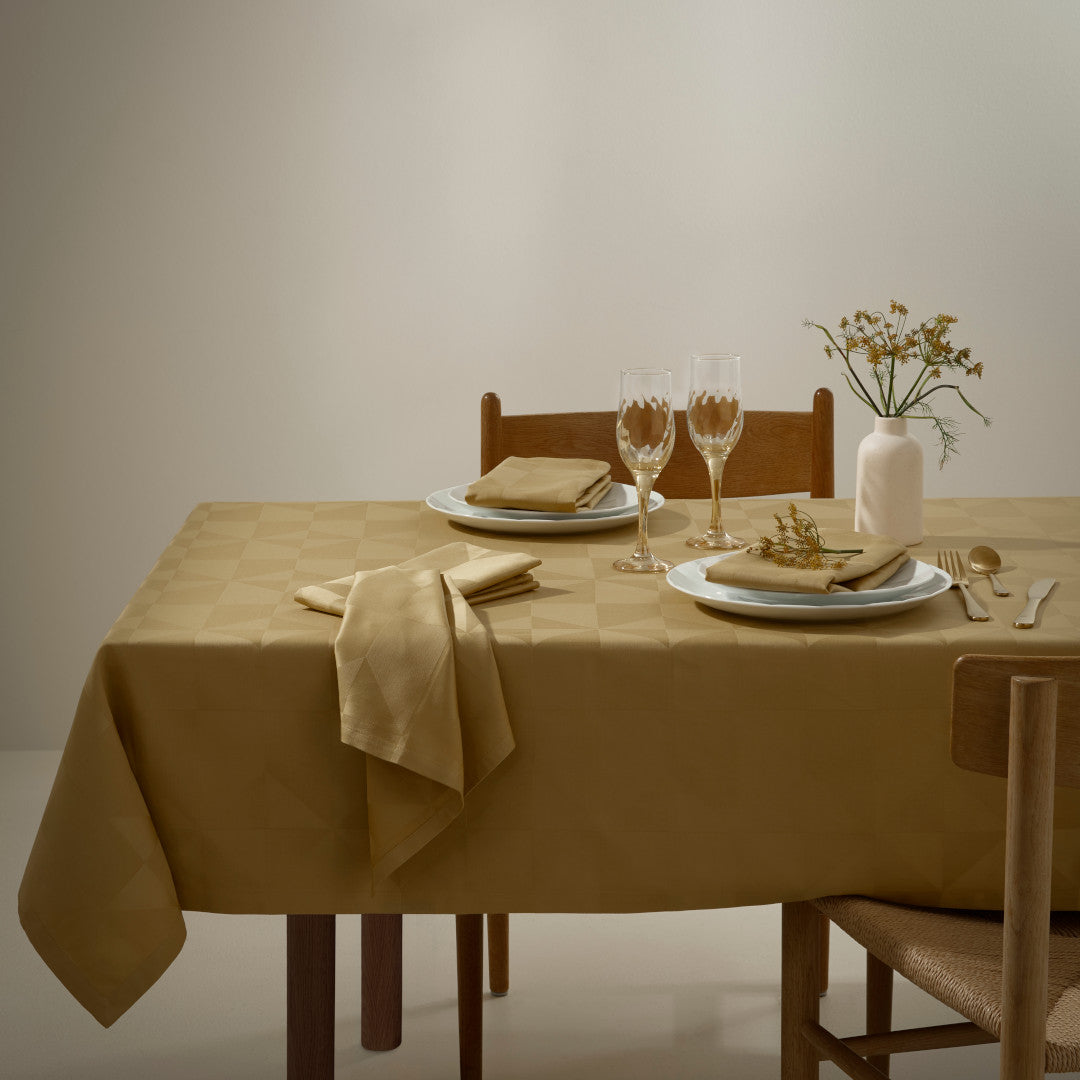 Compliments Wind Damastduk, Brass – 150 x 300 cm, miljö