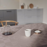 Compliments Wind Damastduk, Rose - 140 x 320 cm, miljöbild