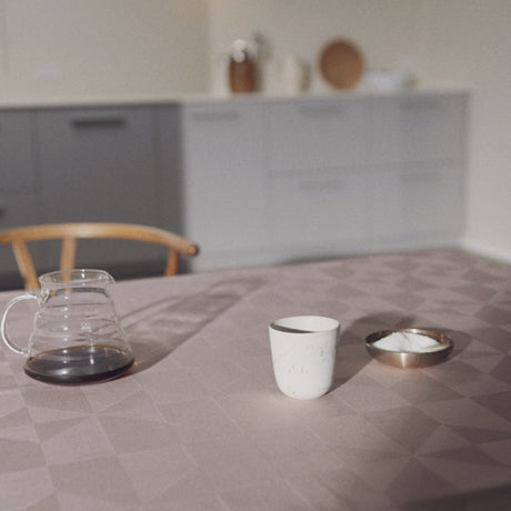 Compliments Wind Damastduk, Rose - 160 x 320 cm, miljöbild