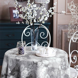 Dalington Grå. vaxduk med rosor i ett elegant präglat mönster