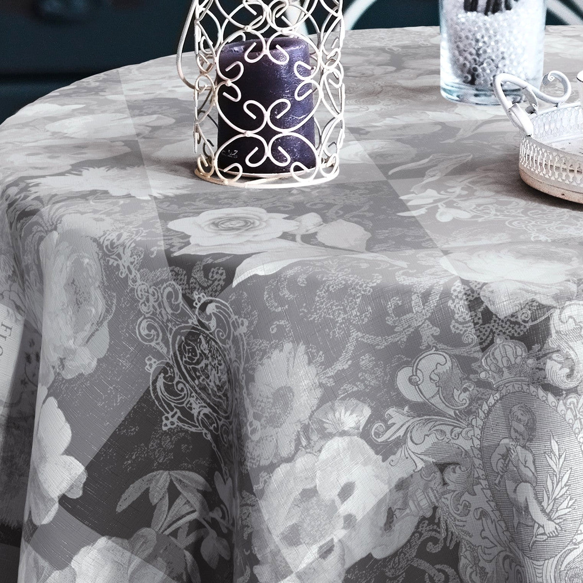 Dalington Grå. vaxduk med rosor i ett elegant präglat mönster
