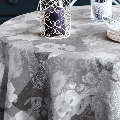 Dalington Grå. vaxduk med rosor i ett elegant präglat mönster