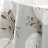 Detaljbild av grå duk med beige bladmönster