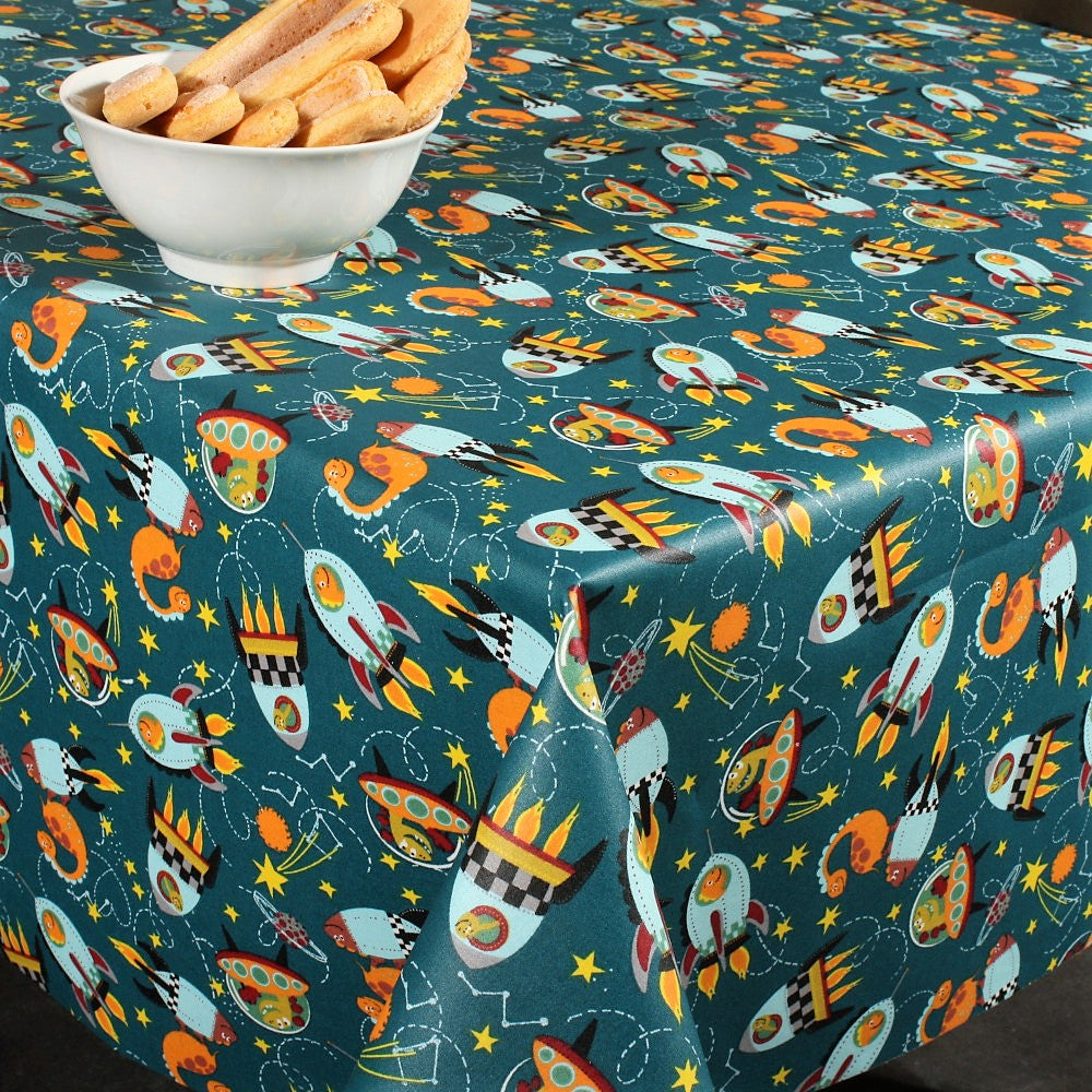 Dinofuzzy Blågrön – Textilvaxduk med rymdskepp, 155 cm bred