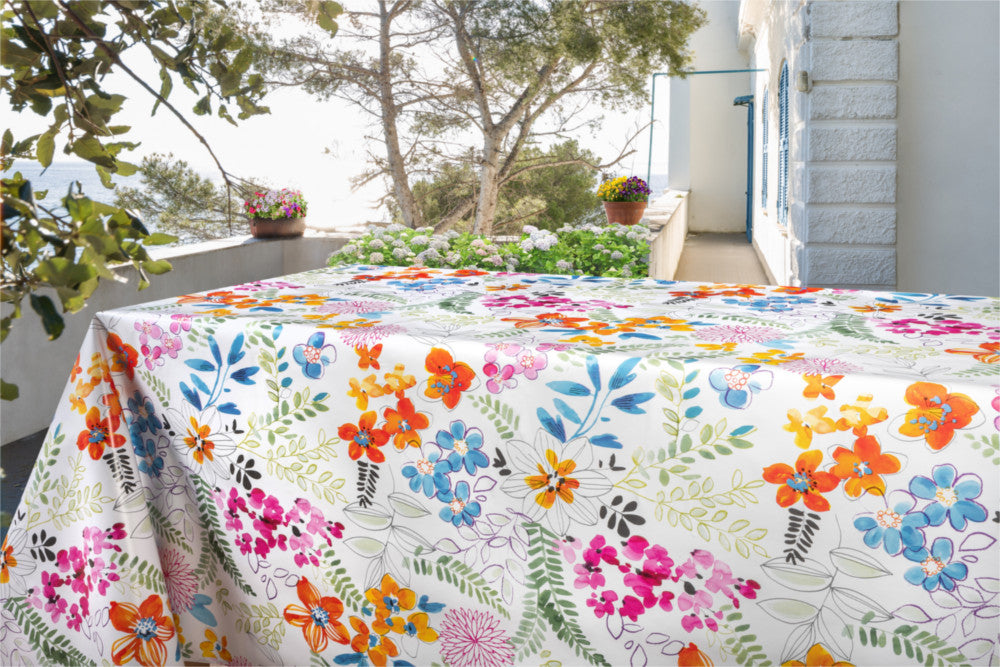 Miljöbild med Blomsterängen – Vit vaxduk med färgglada blommor
