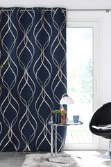 Elise Navy Blå/Guld – Mörkläggningsgardin 135 x 240 cm, interiörbild