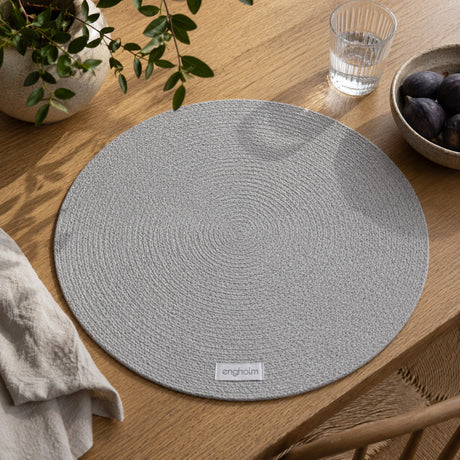 Engholm Thor rund bordstablett i Stål – Ø40 cm, miljö