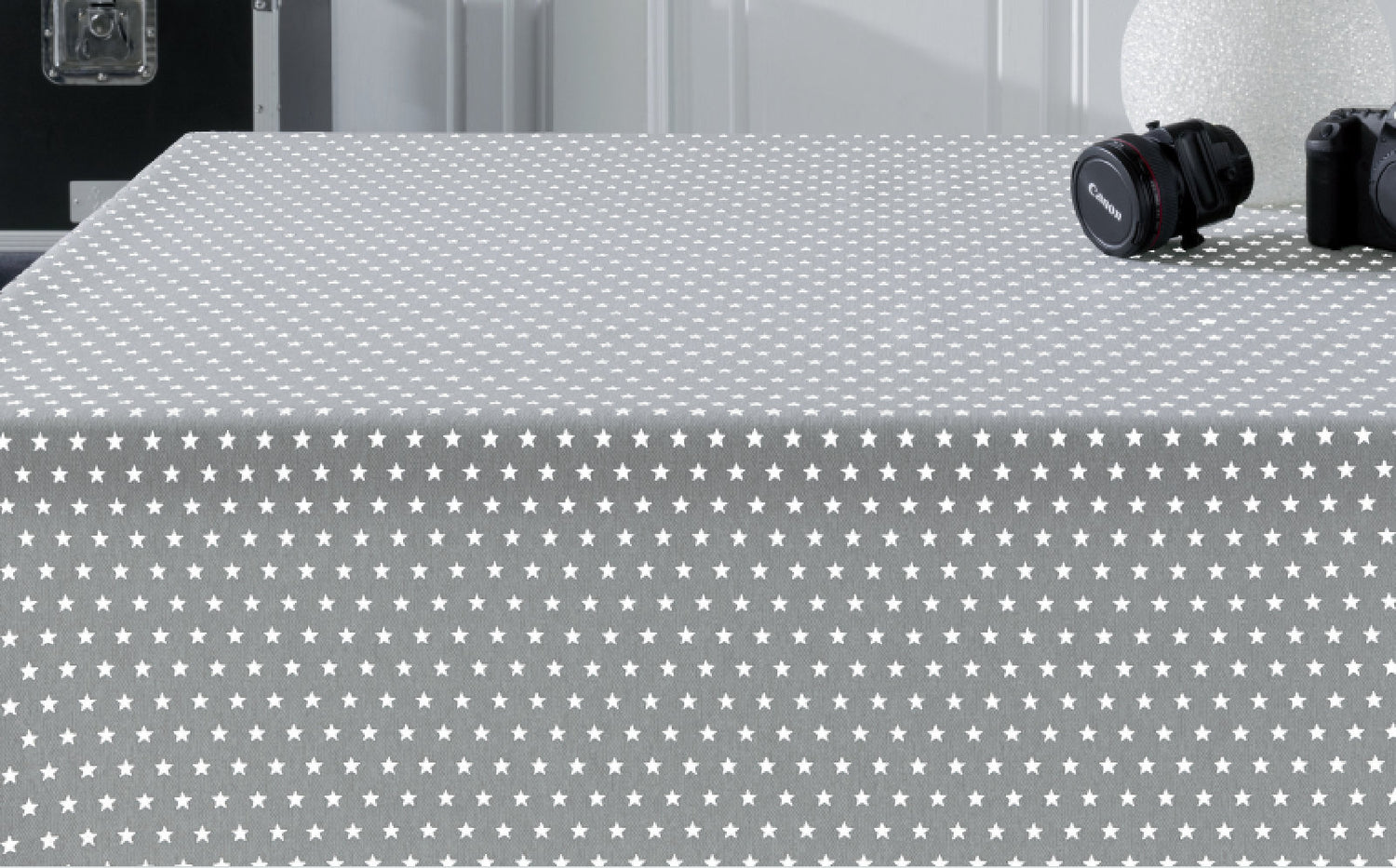 Ensor grå, textilduk med stjärnor, 160 cm bred på bordet