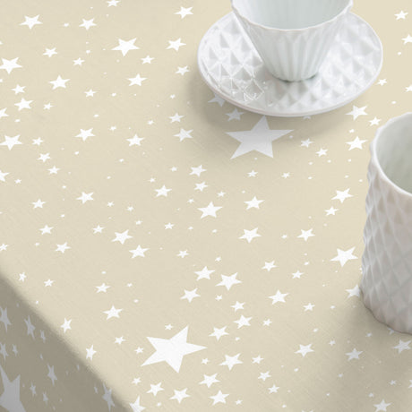 Närbild av Etoiles Ljus Beige julvaxduk med vita stjärnor på ljus beige bakgrund