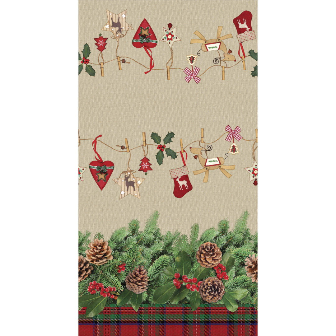 Granar och kottar -  julduk med .Närbild girland, hjärtan, julsocka