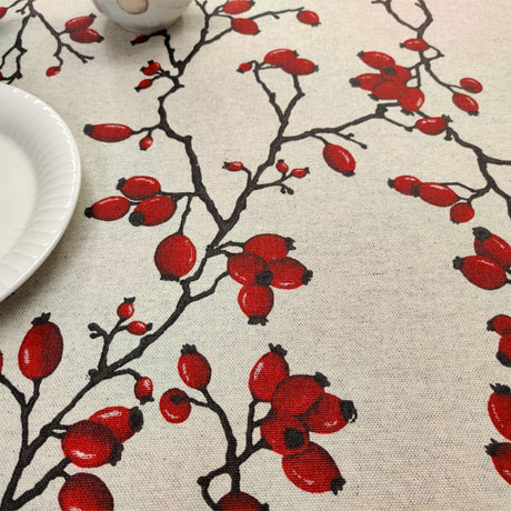 Hybenlund – textilvaxduk med nyponmotiv på linnelook botten, 150 cm bred, närbild