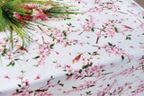 På bordet Japansk körsbärsblomma - Vit vaxduk med körsbärsblommor och fåglar