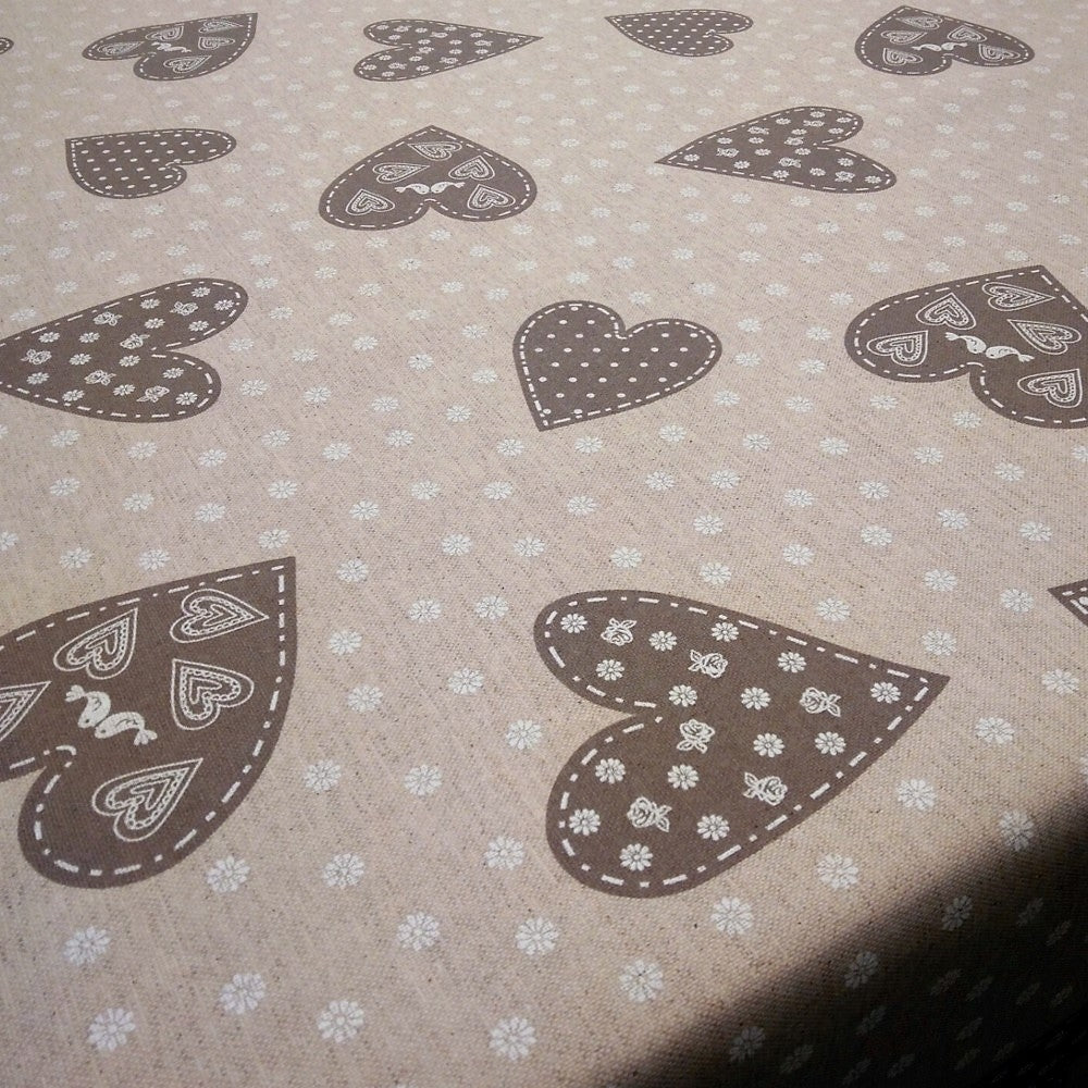 Närbild av Julbordsduk med hjärtan och turturduvor grå/beige