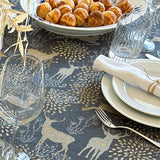 Julduk Golden Reindeers - Textilvaxduk med renar i grå/guld - m. glidskydd