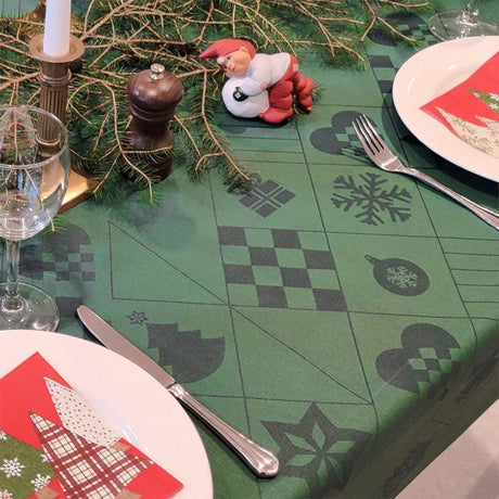 Dukning med Rosendahl Natale julduk, en klassiskt grön textilvaxduk med glidskydd