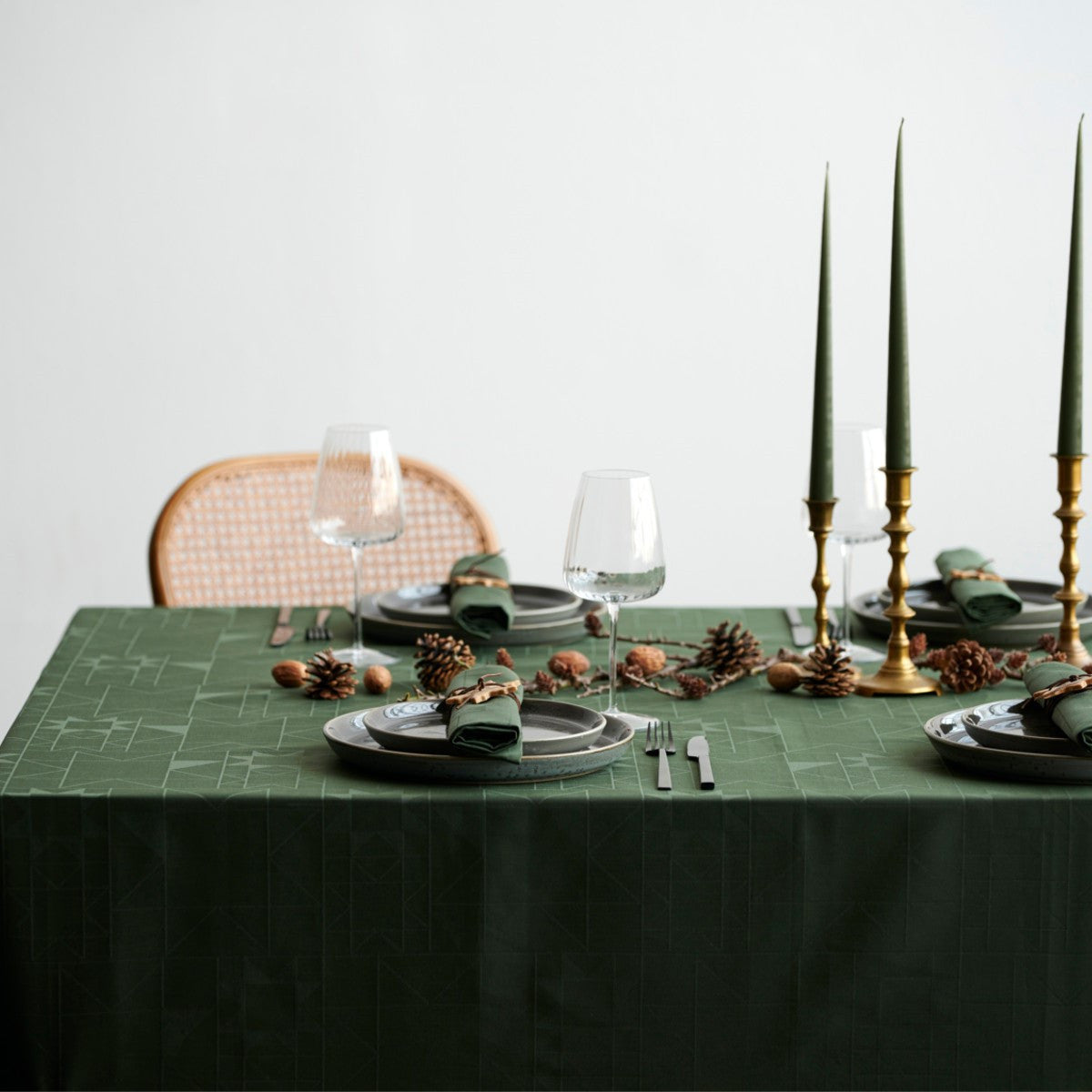 Södahl Star Damask Forest Green, damastvävd  med dukning på bordet