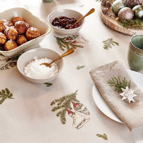Närbild av dukning med Klarborg Nisserik Julehygge julbordsduk
