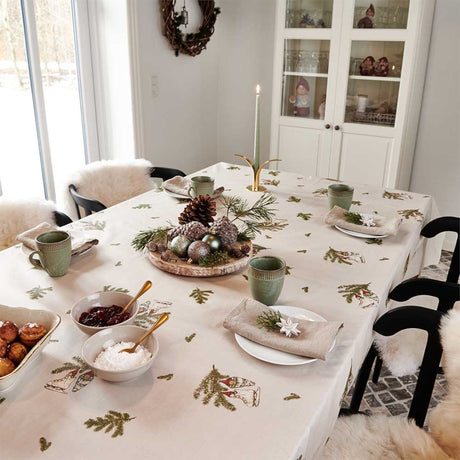 Ett dukat julbord med Klarborg Nisserik Julehygge julbordsduk. Slitstark bordsduk i textil.