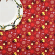 La Boule de Noel Rød - Jultextilvaxduk med julgranskulor och gran